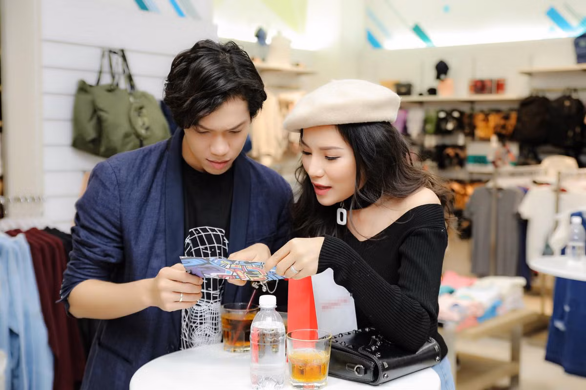 Sau khi công khai mối quan hệ, Hiến Sến và vợ cũ của Lâm Vinh Hải thường xuyên xuất hiện bên nhau tại các sự kiện. Ảnh: FBNV