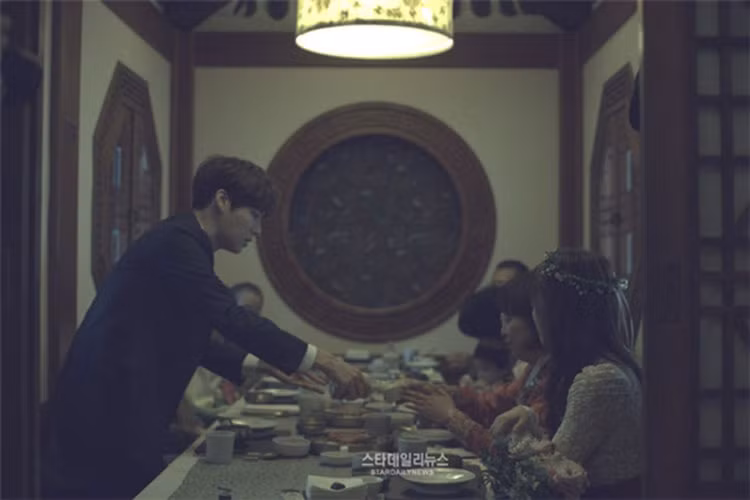 Ahn Jae Hyun và Goo Hye Sun nên duyên vợ chồng sau khi đóng chung một bộ phim. Goo Hye Sun hơn chồng 3 tuổi. Sau đám cưới, đôi uyên ương tham gia một show truyền hình và thỏa mái chia sẻ cuộc sống hôn nhân của mình. Ảnh: Stardaily