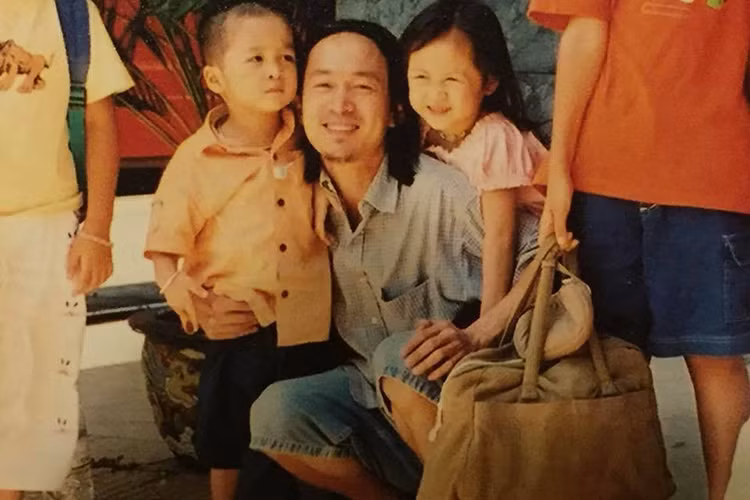 Nhạc sĩ Quốc Trung nhắn nhủ cô con gái Thiện Thanh: “Bố không muốn và chẳng thể ôm giữ con gái mãi bên mình. Nhưng dù đi đâu hay bên ai thì bố cũng chỉ mong con vui và hạnh phúc như khi đi bên bố”.