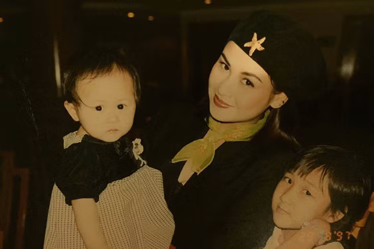 Thanh Lam chúc mừng sinh nhật cô con gái Thiện Thanh: “Con gái yêu tuổi mới hân hoan những hoài bão. Tình yêu của mẹ tỏa sáng ngay nhỉ?”.