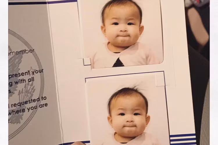 Bà xã Lam Trường không nhịn được cười khi đưa cô con gái Yên Lam đi chụp hình hộ chiếu.