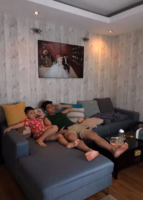 Lê Phương chia sẻ khoảnh khắc con trai riêng và chồng trẻ Trung Kiên cùng nằm xem tivi.