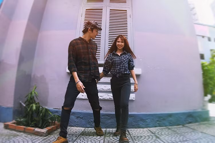Cặp đôi sao Việt Kelvin Khánh và Khởi My nắm tay nhau tình tứ. Sắp tới, cả hai sẽ chính thức làm đám cưới.