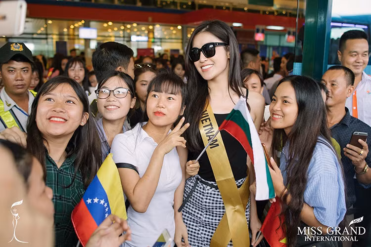 Á hậu Huyền My được người hâm mộ vây kín khi đến Quảng Bình tham gia phần thi trang phục dân tộc tại cuộc thi Hoa hậu Hòa bình Thế giới 2017.