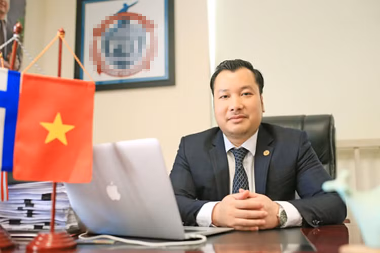 Sau hơn 3 tháng theo đuổi, doanh nhân Triệu Văn Dương mới được “nữ hoàng dao kéo” nhận lời cách đây ít ngày. Phi Thanh Vân kể cô là học viên tại trường dạy kinh doanh mà bạn trai làm chủ tịch. Ảnh: Báo diễn đàn doanh nghiệp