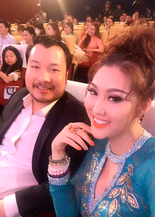  Bạn trai của Phi Thanh Vân tên Triệu Văn Dương. Anh năm nay 50 tuổi, là một doanh nhân thành đạt. Hiện tại, Triệu Văn Dương là Chủ tịch hội đồng quản trị kiêm Tổng giám đốc một tổ chức giáo dục. Ảnh: Dân Việt