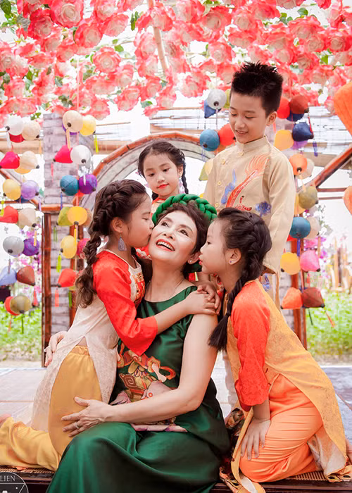Không chỉ dùng mạng xã hội trò chuyện với bạn bè và cô con gái cưng ở nước ngoài, bà còn tự lái xe đi phượt cùng bạn bè trên các cung đường.