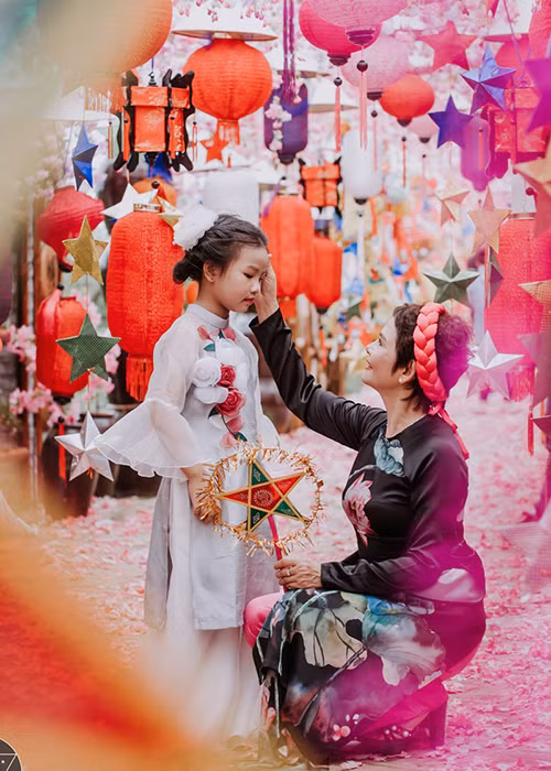 Bước sang tuổi 60, nữ nghệ sĩ vẫn khiến người tiếp xúc cảm nhận được sự sôi nổi, tràn đầy năng lượng của mình.