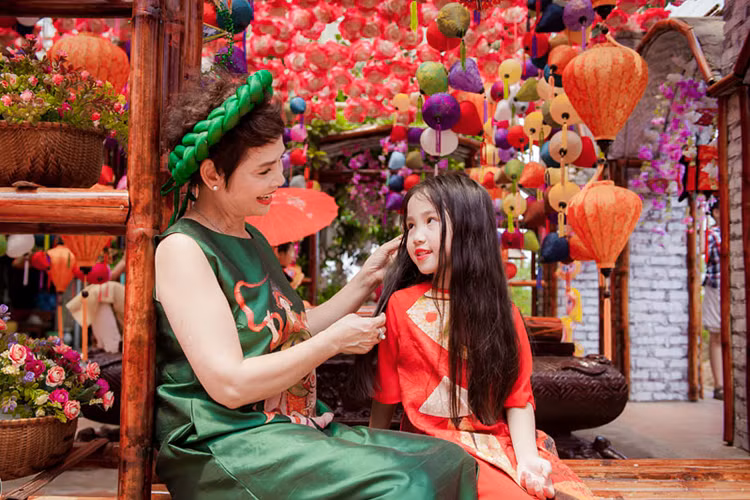 NSND Minh Châu có rất nhiều người bạn ít tuổi hơn mình. "Chơi với người trẻ giúp tôi trẻ hơn", bà nói.