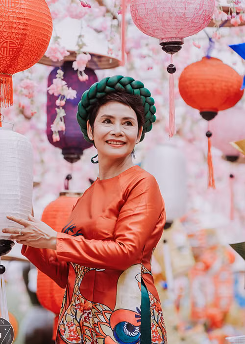 “Như hôm lên nhận danh hiệu NSND, tôi cũng diện áo dài. Con gái tôi từ bên Mỹ gọi về khen mẹ mặc đẹp đấy!", nghệ sĩ chia sẻ.