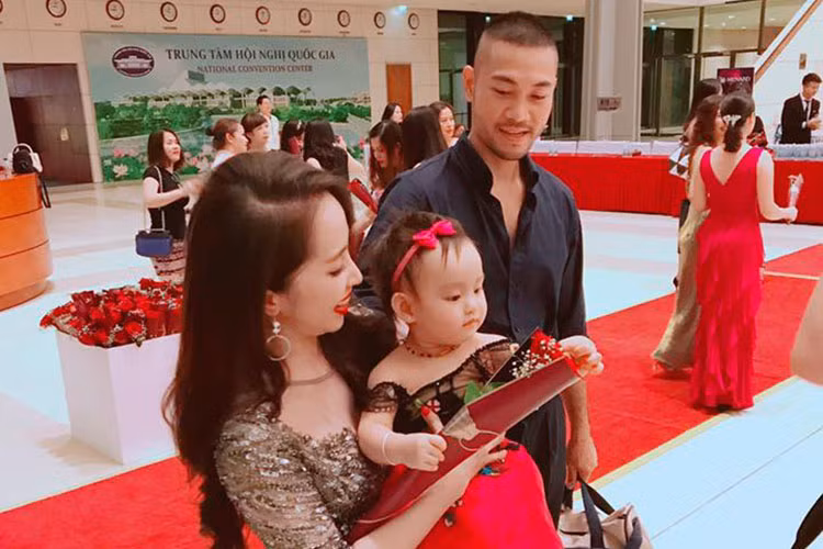 Con gái của người mẫu Hồng Quế vô cùng đáng yêu khiến vợ chồng “Cá sấu chúa” Quỳnh Nga phải cưng nựng.