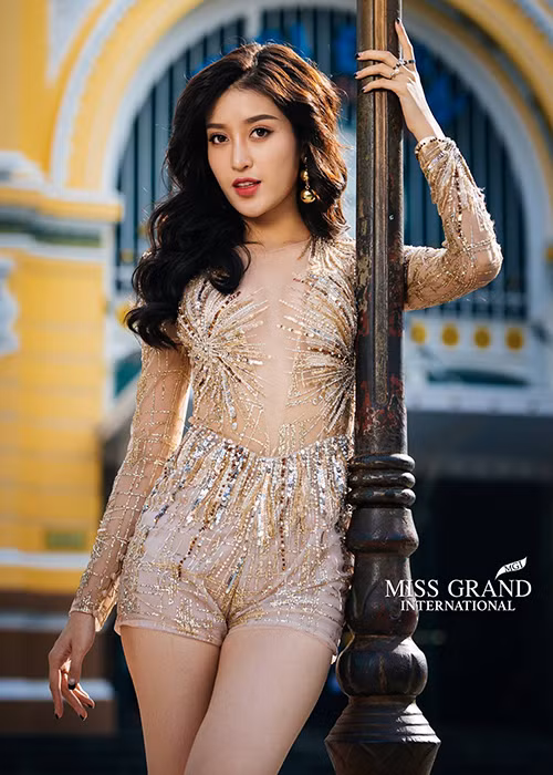 Trước những ý kiến trái chiều về phong cách thời trang và cách tạo dáng trong những ngày đầu tiên tại đấu trường nhan sắc quốc tế, Huyền My cho rằng đây là những nhận xét giúp cô hoàn thiện bản thân mỗi ngày. Ảnh: BTC