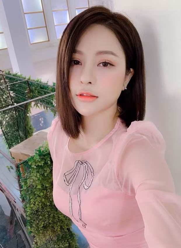 Thế nhưng khác với trước đây, từ sau scandal lộ clip "nóng" cuộc sống của hot girl Trâm Anh hiện tại dường như yên bình hơn rất nhiều.