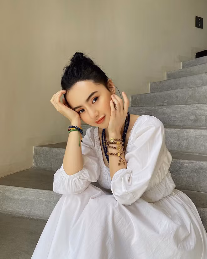 Dù không make up cầu kỳ hay là lượt quần áo nhưng em gái Angela Phương Trinh vẫn toát lên khí chất của một mỹ nhân.