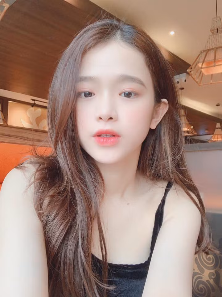 Sau 3 năm nổi tiếng, với lượng fan hùng hậu, hot girl này đã dần thay đổi phong cách và sử dụng đồ hiệu nhiều hơn như túi xách, giày thể thao, quần áo, phụ kiện…