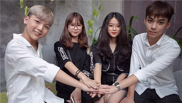 Cách đây 3 năm, một nhóm bạn 10x tự xưng là "nhóm hot teen Hà thành" bao gồm 4 cái tên là Linh Ka, Long Hoàng, Chi Bé và Long Bi bỗng nổi đình nổi đám và trở thành đề tài tranh luận không ngớt trên MXH.