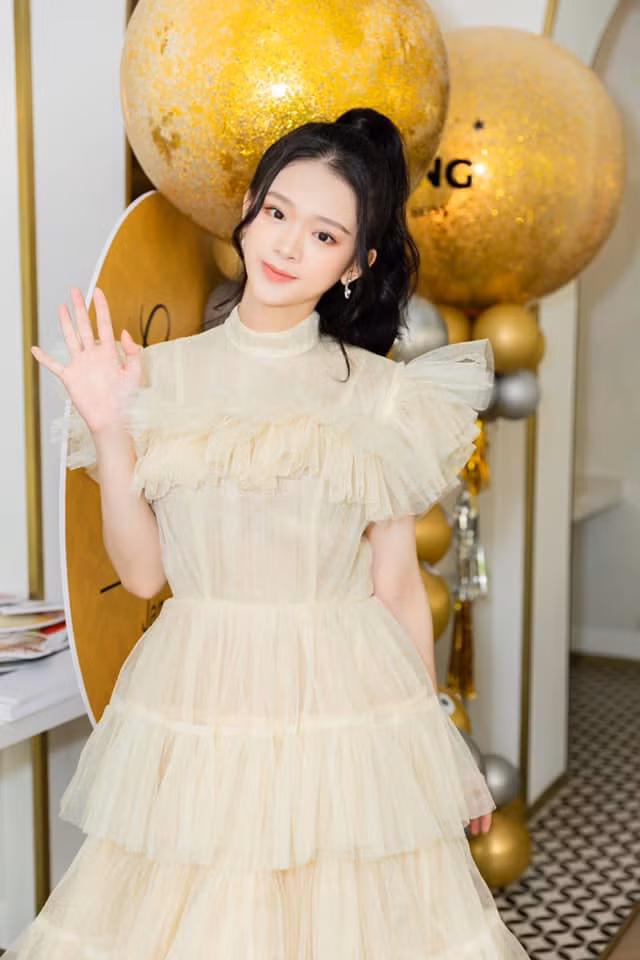 Không còn là hot teen ngây thơ, hồn nhiên ngày nào Linh Ka bắt đầu theo đuổi hình ảnh ngọt ngào, nữ tính nhưng vẫn rất gợi cảm, sang chảnh.