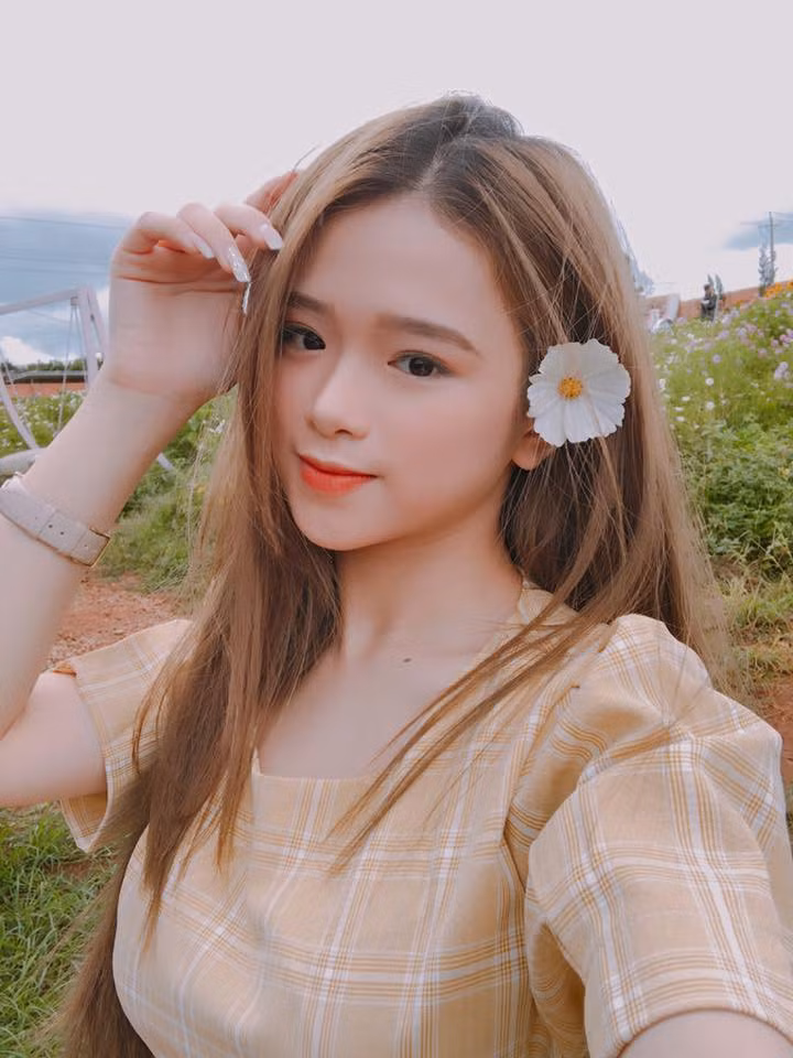 Ngoài biệt tài cover các ca khúc nổi tiếng Linh Ka còn nổi lên nhờ gương mặt xinh xắn.