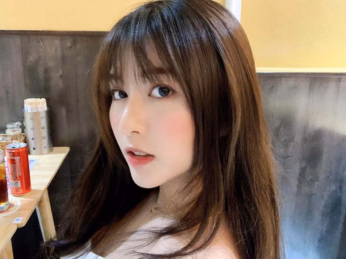 9X được nhiều người khen ngày càng đẹp mặn mà và vẫn giữ được vóc dáng thon gọn như xưa.