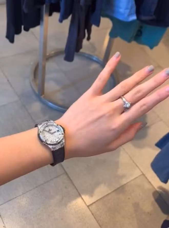 Bên cạnh đó, Thảo Trinh còn có sở thích sưu tầm giày cao gót, đôi đắt nhất trong BST của cô bạn có giá 1.800$ (gần 42 triệu đồng).