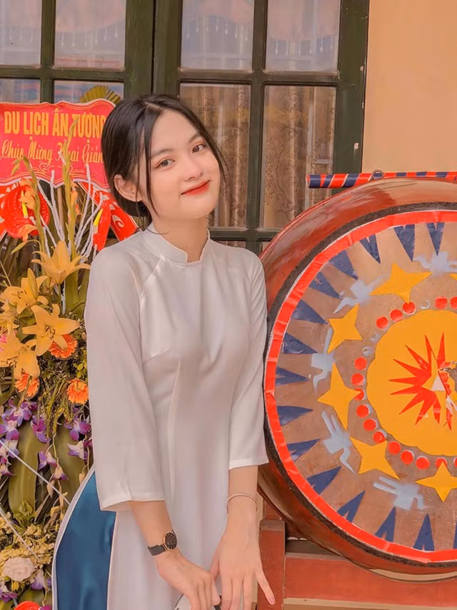  Nữ sinh Bắc Giang có cái tên khá lạ Giáp Thương bất ngờ gây sự chú ý đối với cư dân mạng chỉ từ khoảnh khắc cô nàng khoe dáng bên trống trường vào ngày khai giảng.