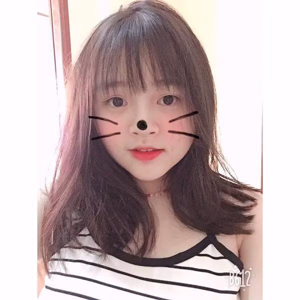 Vẻ trong trẻo của Thế Trâm khiến nhiều chàng trai bị "cảm nắng".