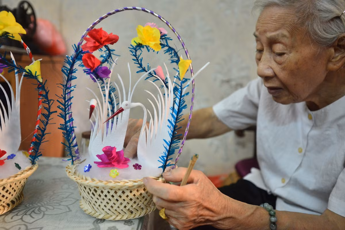 Năm nào cũng vậy, cứ đến mùa Tết Trung Thu, phố Hàng Lược lại xuất hiện một quầy hàng khiêm tốn, nằm lọt thỏm giữa những gian đồ chơi hiện đại.