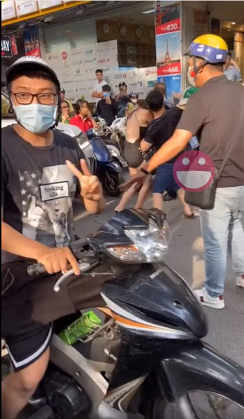Anh chàng vẫn tỏ ra lạc quan khi mọi sự diễn ra khá căng thẳng, thậm chí nhân vật "team qua đường" này còn tạo dáng trước camera một cách hồn nhiên.