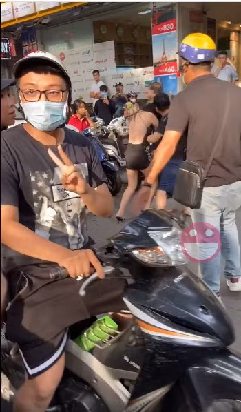 Ngoài ra, trong đoạn clip đánh ghen vẫn còn diễn ra thì dân mạng lại phát hiện ra anh chàng lạc quan trước vụ việc. Hiện tại, anh chàng này nới là tâm điểm chú ý.