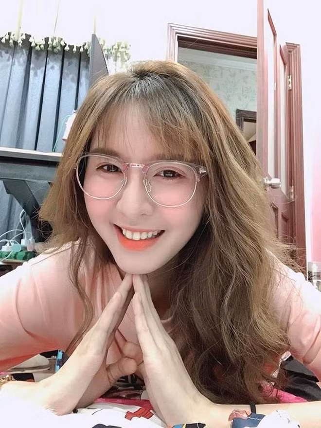 Có vẻ như, khi bản thân không thuộc về ai thì nữ streamer nổi đình đám này đã thoải mái hơn trong phát ngôn trên MXH.