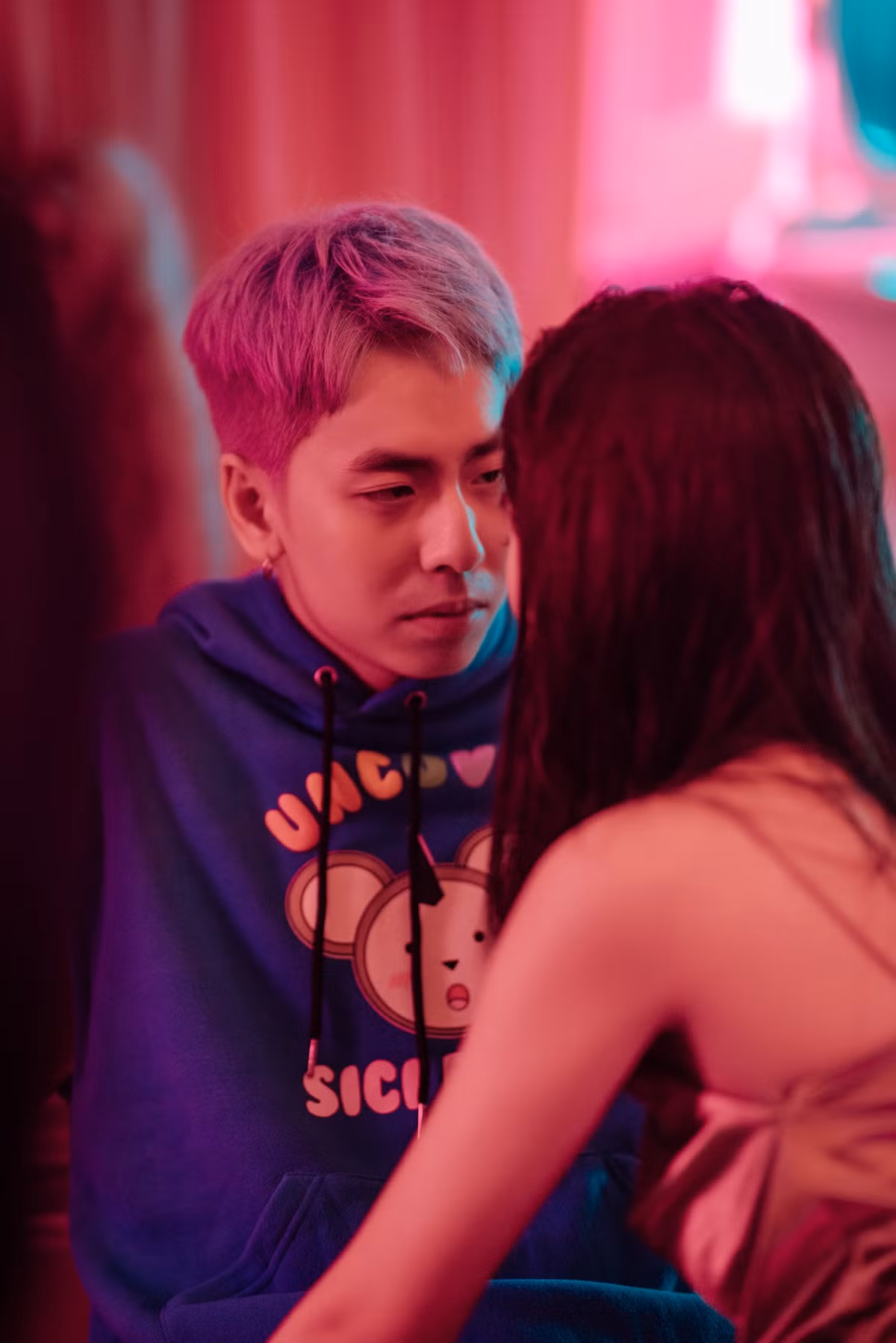 Nữ diễn viên Quỳnh Lương vào vai một cô gái có vẻ ngoài trong sáng, sống cùng cha tại cơ ngơi rất sang trọng, xa hoa, còn OSAD trở thành một anh gia sư tới kèm cô nữ sinh học.