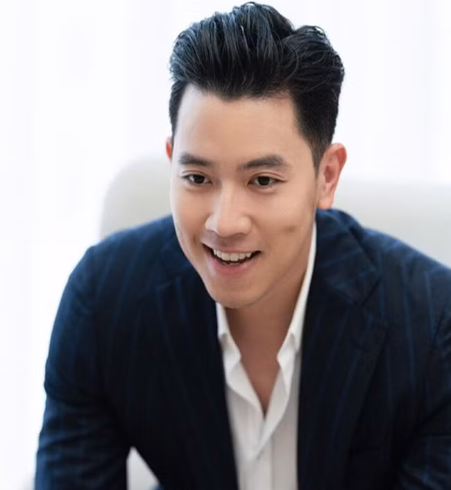 Điểm ấn tượng của chàng cơ trưởng này chính là chiếc má lúm đồng tiền vốn đã thành thương hiệu của Đạt.