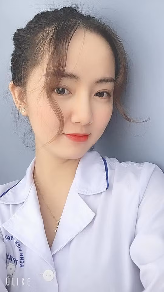 Khoác lên mình bộ áo của nữ điều dưỡng, Thu Trang vẫn nổi bật vì nhan sắc xinh đẹp.