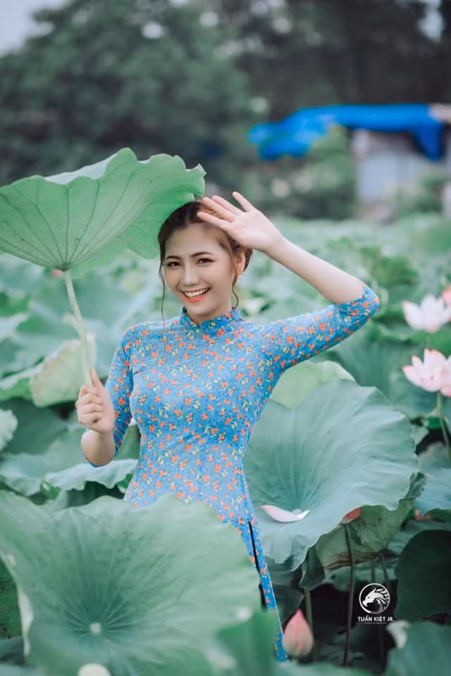 Mặc dù làm việc trong quân đội, áp lực công việc lớn, lại thường xuyên phải làm việc ngoài trời nhưng nhan sắc của Thu Hiền vẫn rất đẹp, không hề lộ bất cứ khuyết điểm nào. Mời quý độc giả đón xem thêm video: Ngày 8/3 của nữ cảnh sát đặc nhiệm - Nguồn: VTC NOW