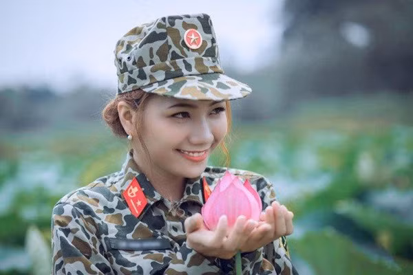 Trang cá nhân của nữ thiếu úy giờ đã nhận được hơn 4 nghìn lượt theo dõi, hàng ngày có rất nhiều người lạ inbox làm quen với cô.