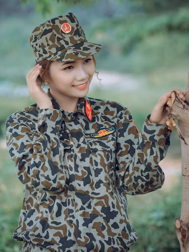 Mỗi khi khoác lên mình chiếc áo quân nhân, trông Thu Hiền càng cuốn hút hơn gấp bội.