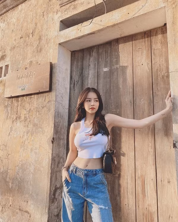 Bên cạnh niềm đam mê áo croptop và vest, Mie còn cực yêu thích với sneaker.