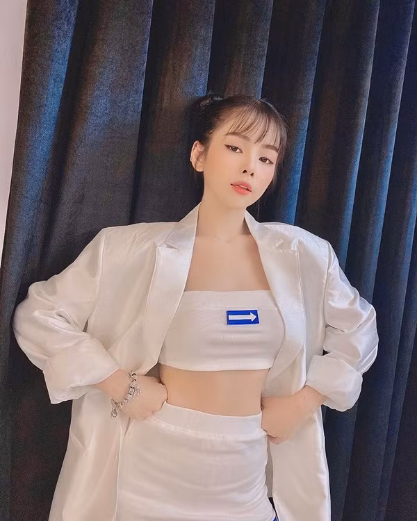 Trong chương trình, cô nàng thường lựa chọn một chiếc áo croptop ôm sát, thêm điểm nhấn là chiếc áo vest khoác ngoài cực bắt mắt.