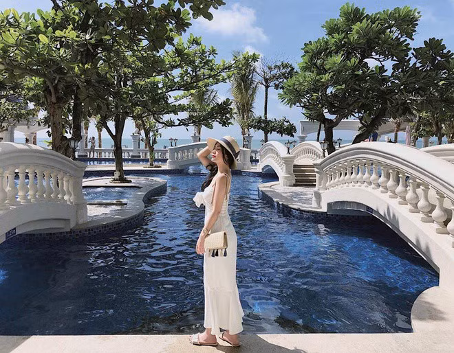 Vân Anh có vẻ ngoài nhí nhảnh, đáng yêu. Nhưng ít ai biết rằng, trước khi sở hữu những đường cong nóng bỏng, hút mắt cô bạn từng bị bạn bè chọc là "nấm lùn".