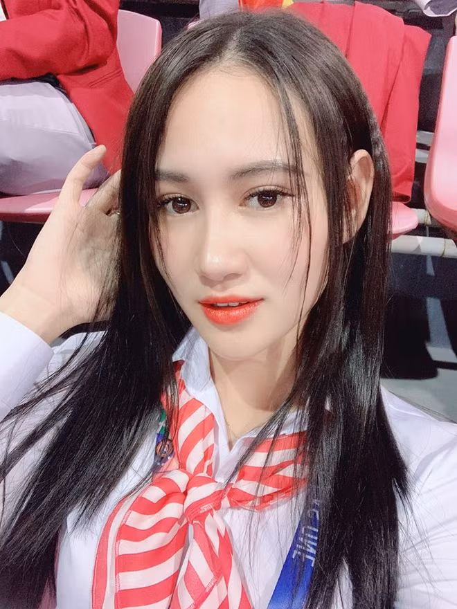 Không chỉ xinh đẹp, nữ VĐV đấu kiếm còn rất vui tính, hài hước, luôn mang tiếng cười để xua tan nỗi mệt nhọc, vất vả trong quá trình tập luyện.