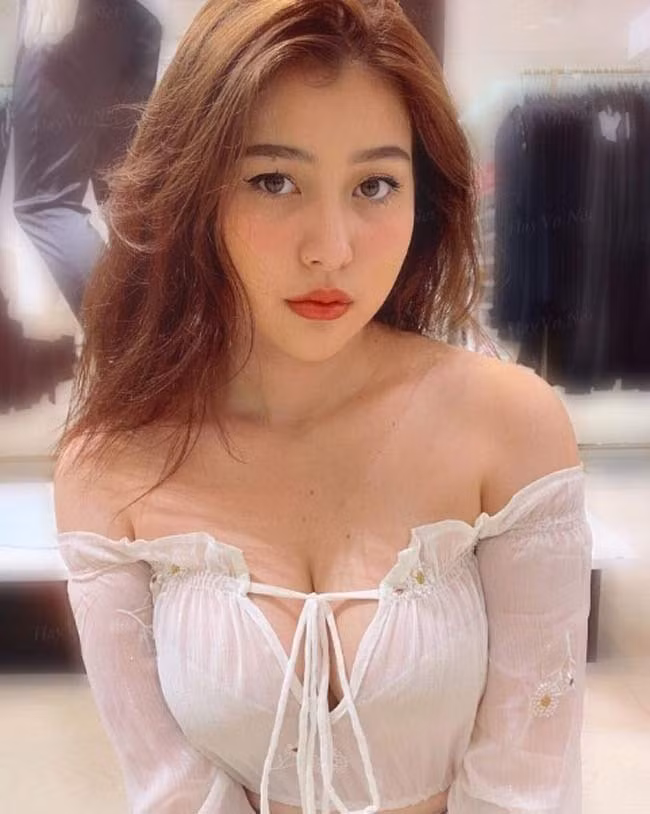 Nhưng 1 phần vì sở hữu hình thể phồn thực nên cô rất dễ tôn lên trang phục, khiến chúng trở nên khá sexy dù chọn style khá đơn giản.