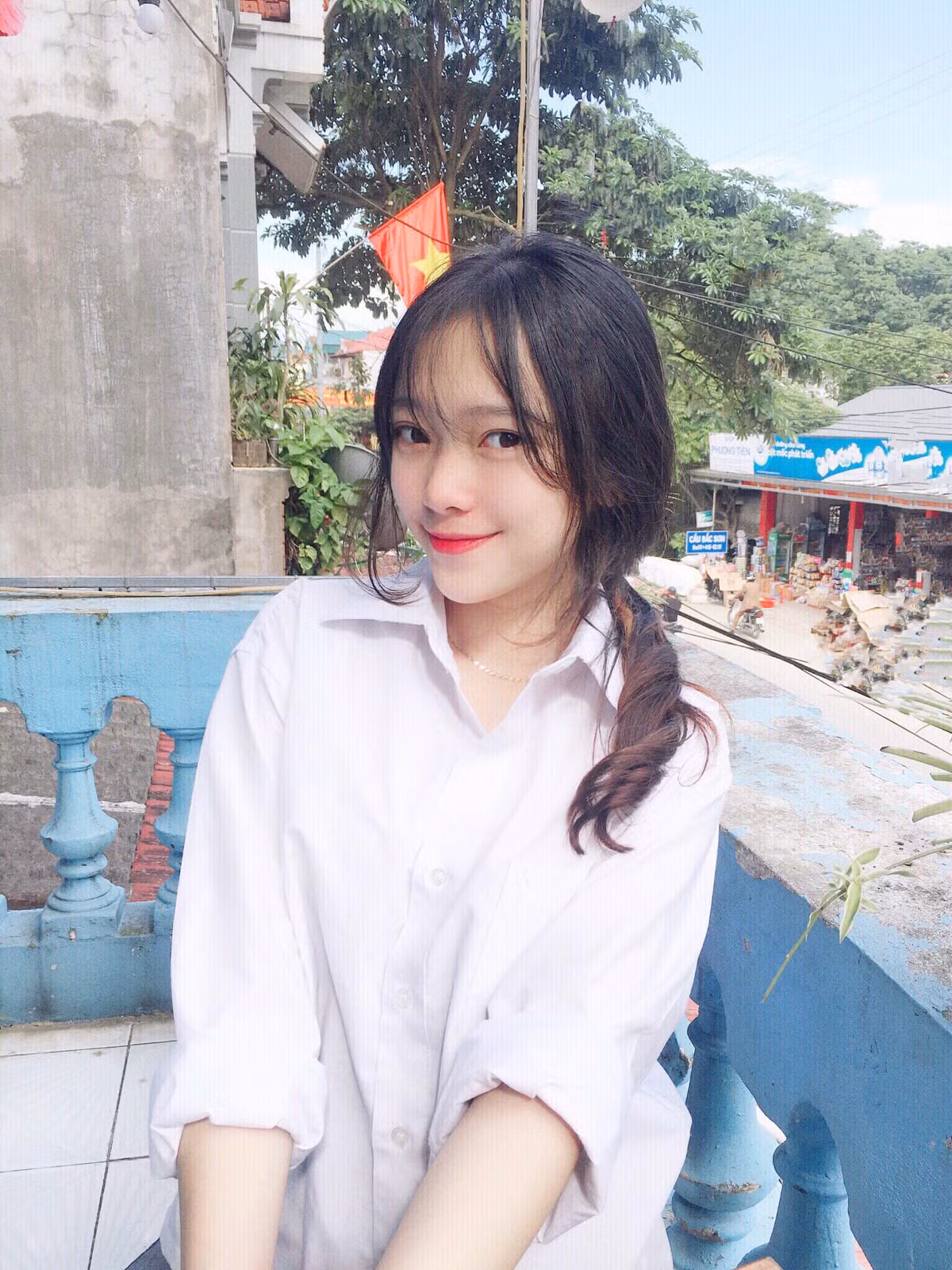 Phong cách ăn mặc cá tính với sự kết hợp của những màu sắc độc lạ cũng chính là sức hút đặc biệt mà nữ sinh này khiến nhiều người đổ gục. Mời quý độc giả đón xem thêm video: Nữ sinh nói 7 thứ tiếng ngại nổi tiếng - Nguồn: KÊNH VTC1