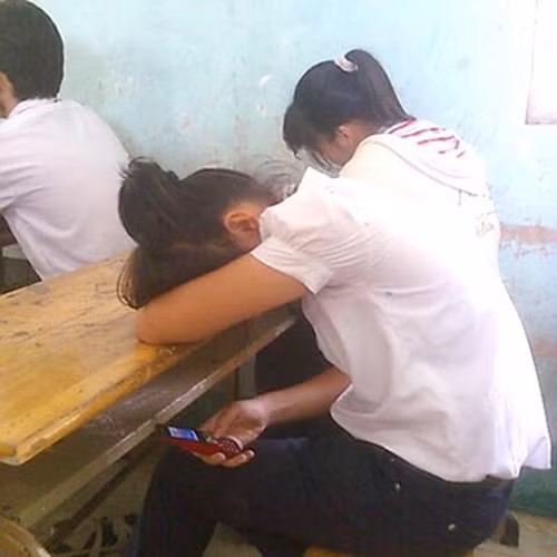 Nhắn tin trộm trong giờ học là việc làm thường xuyên diễn ra ở lứa tuổi này. Dù không đúng quy định nhưng đây là kỉ niệm khó quên thời tình yêu gà bông.