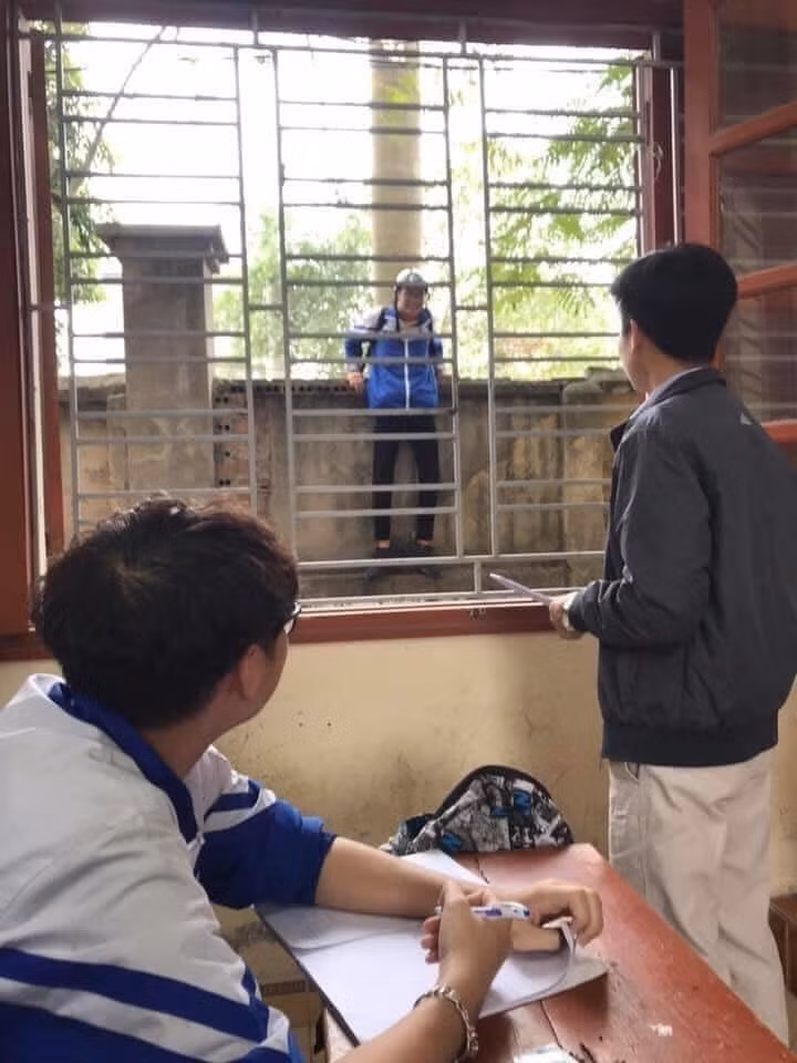 Chào em, thầy đứng ở đây từ chiều!