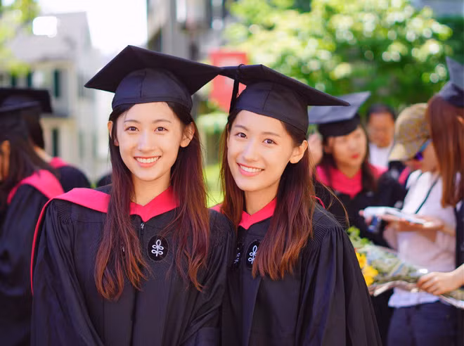 Nụ cười rạng rỡ của hai chị em trong ngày tốt nghiệp Thạc sĩ giáo dục tại ĐH Harvard (Mỹ) vào tháng 5/2017.