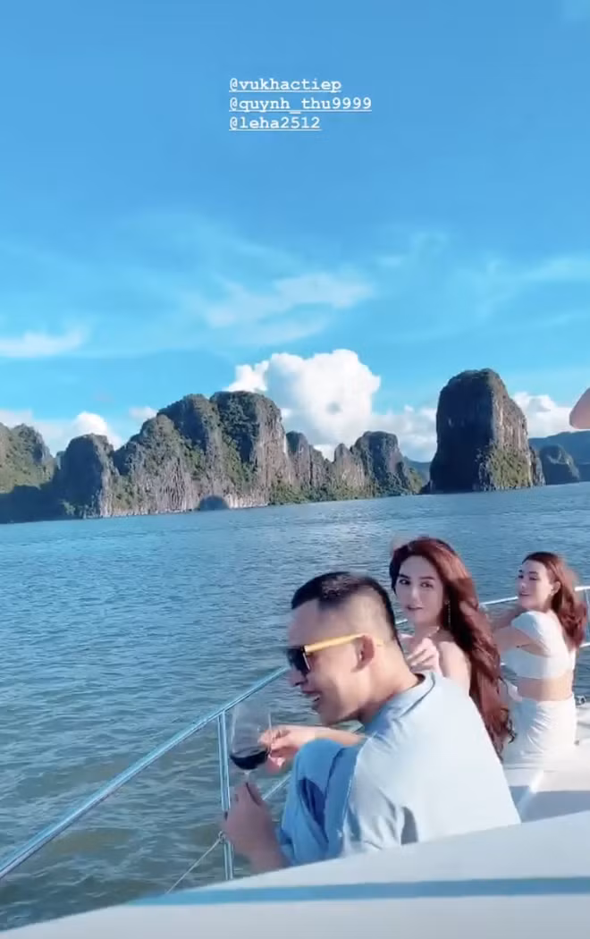 Cũng trong chuyến đi Hạ Long này, Ngọc Trinh đi cùng "ông bầu" Vũ Khắc Tiệp, nhóm bạn đã thuê hẳn 2 chiếc du thuyền trắng cực sang chảnh để nghỉ dưỡng.