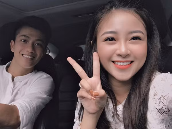 Trước đó, cộng đồng mạng cũng đã được phen "cười ngất" khi thấy hình ảnh Phan Văn Đức mặt vội chiếc áo của mẹ để vào chơi với con.