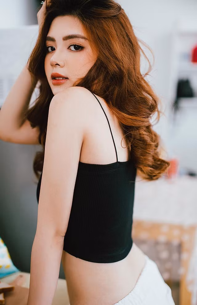 Khuôn mặt của hot girl này chẳng có một chút khuyết điểm nào với đôi mắt to tròn long lanh, sống mũi cao nhỏ nhắn, đôi môi chúm chím đáng yêu.