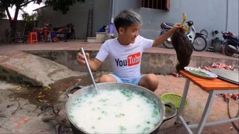 Trước khi được mời lên làm việc, Hưng Vlog đã gỡ bỏ clip nấu cháo gà nguyên lông khỏi kênh Youtube của mình.