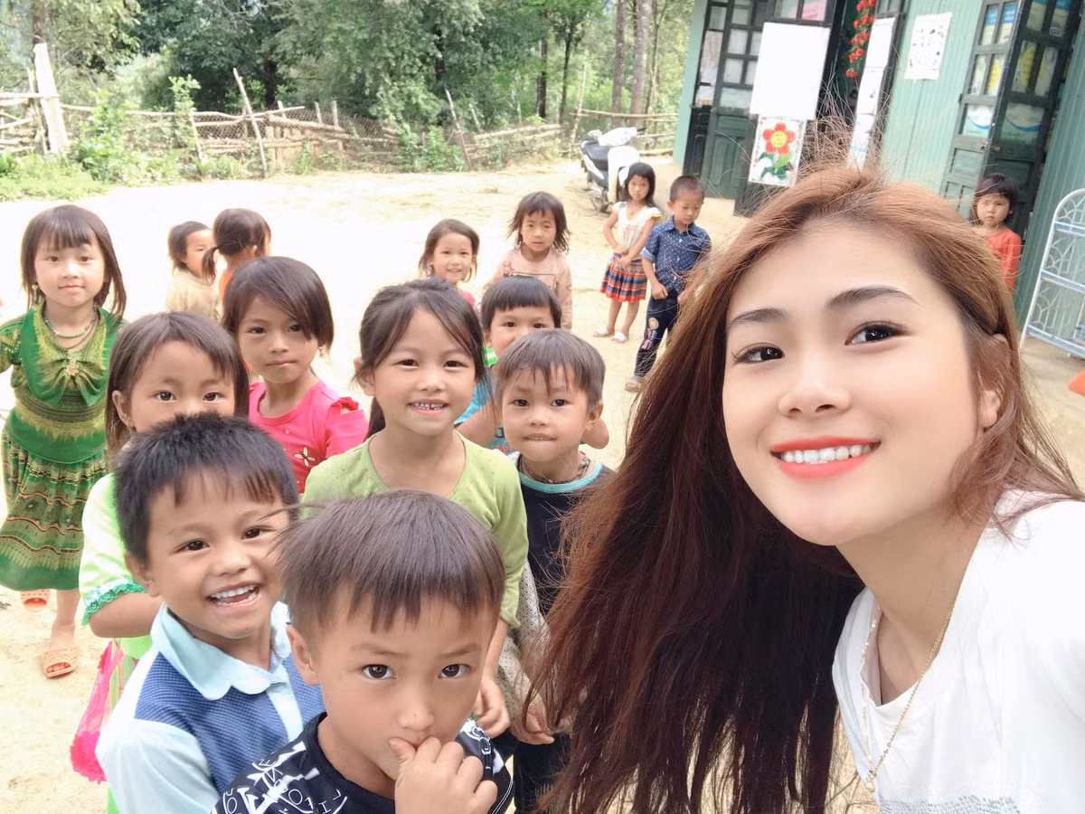 Dù còn khá trẻ, nhưng cô giáo 9x xinh đẹp này đã lựa chọn công việc khó khăn, chấp nhận rời thành thị phồn hoa, đủ đầy để lên dạy học cho các em nhỏ miền núi, chẳng ngại những bữa cơm thiếu thịt thiếu cá, những giấc ngủ trằn trọc âu lo,...